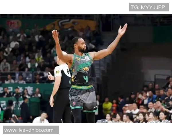 四冠中锋提前备战新赛季展现冠军气质与决心